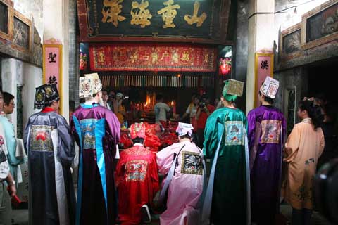 戲班人員在廟內演出「八仙賀壽」