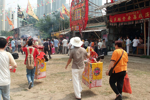 東涌居民手持侯王衣冠到廟宇拜祭侯王