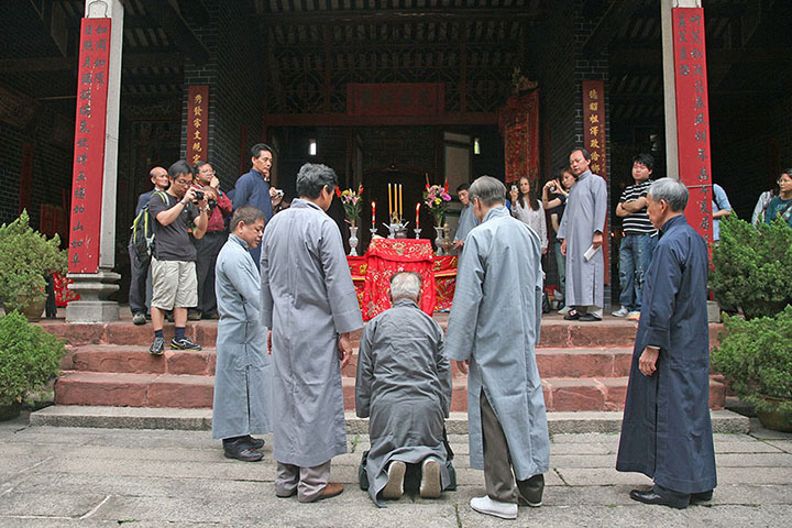 輩份較高的族人代表全族向祖先和神靈致祭