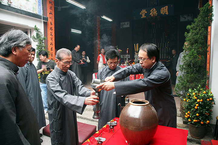 司樽從酒埕取酒給主祭敬奉祖先