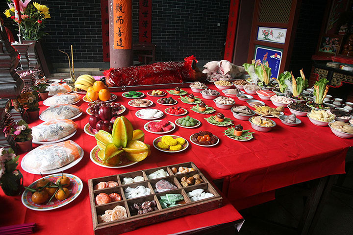 應鳳廖公家塾的供桌擺滿各式祭品，繽紛奪目