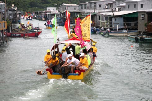 神艇巡遊期間化衣，祭祀孤魂野鬼