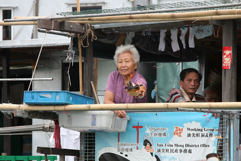 當神艇經過棚屋時，居民焚燒元寶