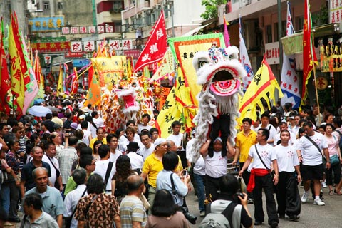 參與巡遊的團體一隊接一隊沿筲箕灣東大街前往譚公廟