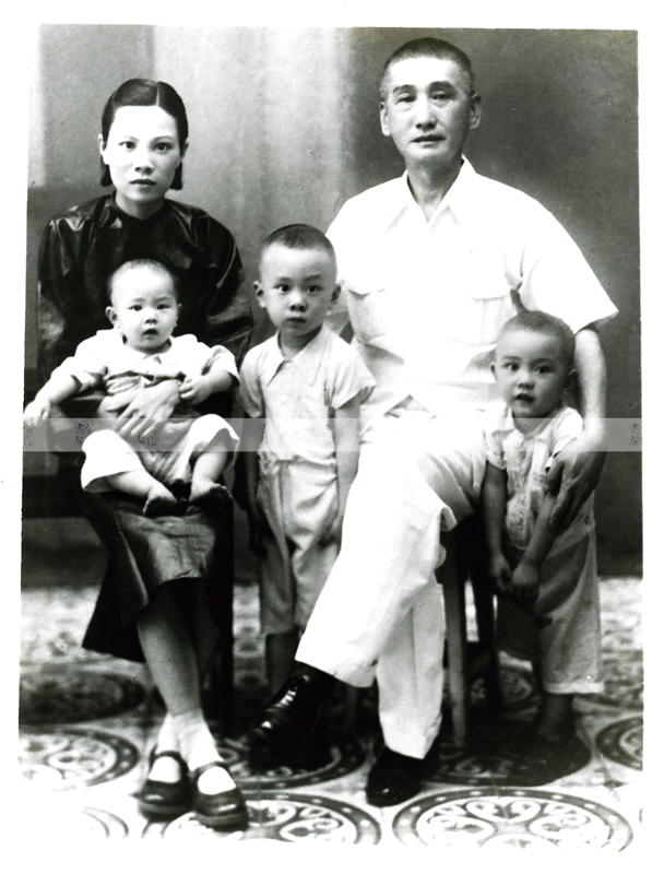 黃湛森、父母及兩位弟弟 (攝於廣州)