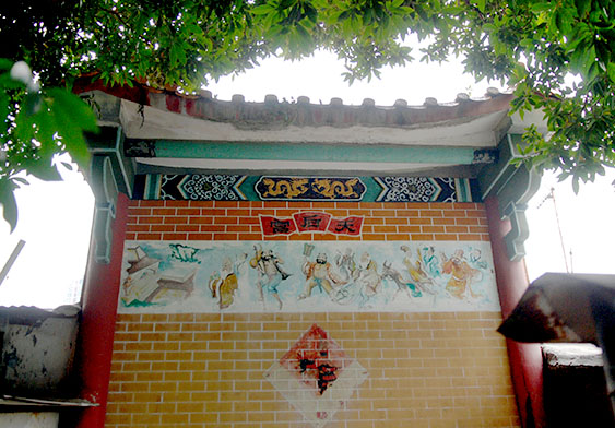 The rear wall of Nga Tsin Wai’s Tin Hau Temple