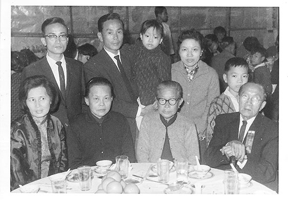 Leung Shek Lun with his godparents　