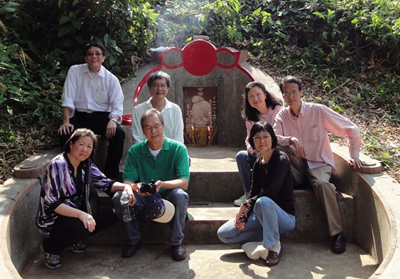 Ng Chiu Ying’s siblings at a grave sweeping gathering