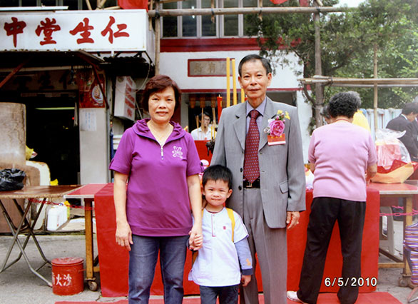 Ng Siu Hung pictured with his wife with their grandkids