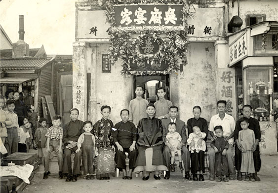 A family portrait showing all three generations of Ng Siu Kei’s family