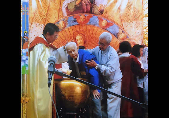 Ng Siu Cheung being baptized