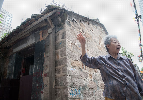 A picture of Hung Gu recalling the past in front of her home