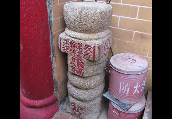 Stone lions next to the entrance of Tin Hau Temple