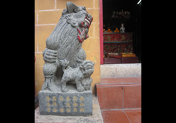 Stone lions next to the entrance of Tin Hau Temple