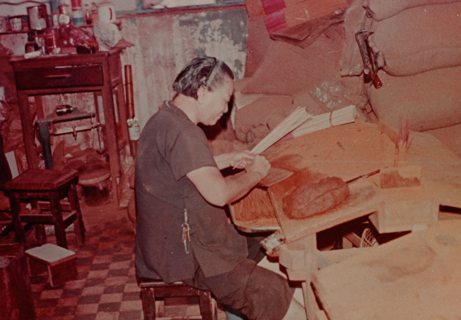 以前老店自設工場於樓上，由於製香工序繁多，工人整日忙於工作。