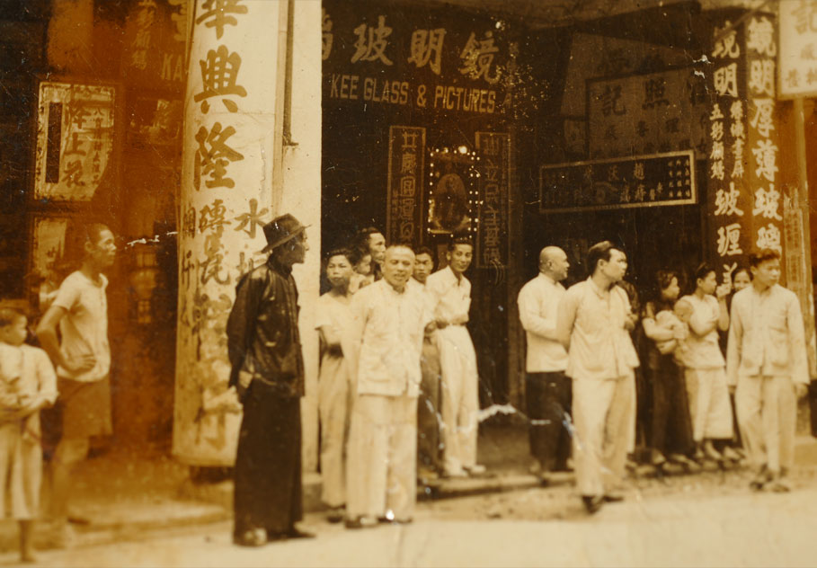 鏡明畫框位於上海街近佐敦道，人流暢旺，加上鋪面大、樓底高，顯得份外醒目。