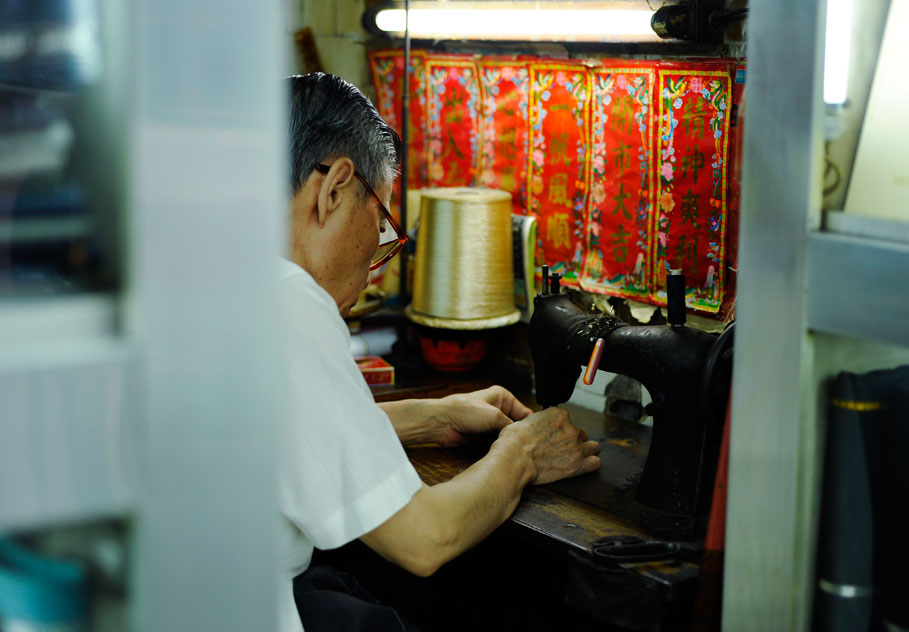 所有文華出品的西裝，都是李師傅以手工一針一線製作，絕對不是「香港度身，內地製造」。