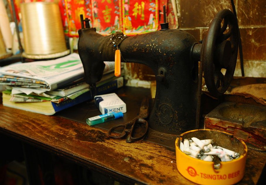 李老闆用的雖然是一部機齡超過半世紀的二手腳踏勝家縫紉機，但它仍然運作良好，縫製一套又一套西裝。