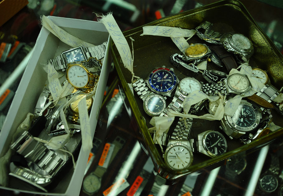 每隻手錶都有各自的故事，有損壞手錶會靜躺在盒子內，等待吳老闆的巧手維修。