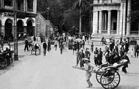 Crowds on Queen's Road Central