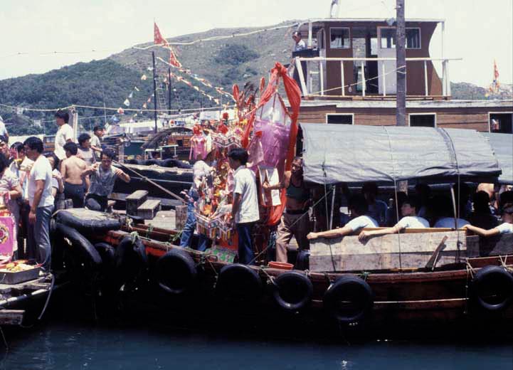 A fishing boat and its Flower Cannon