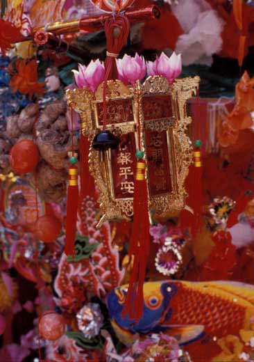 金色的灯笼上有莲花装饰