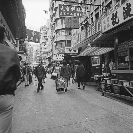 從寧波街望向彌敦道，中間橫向是新填地街，1974年。