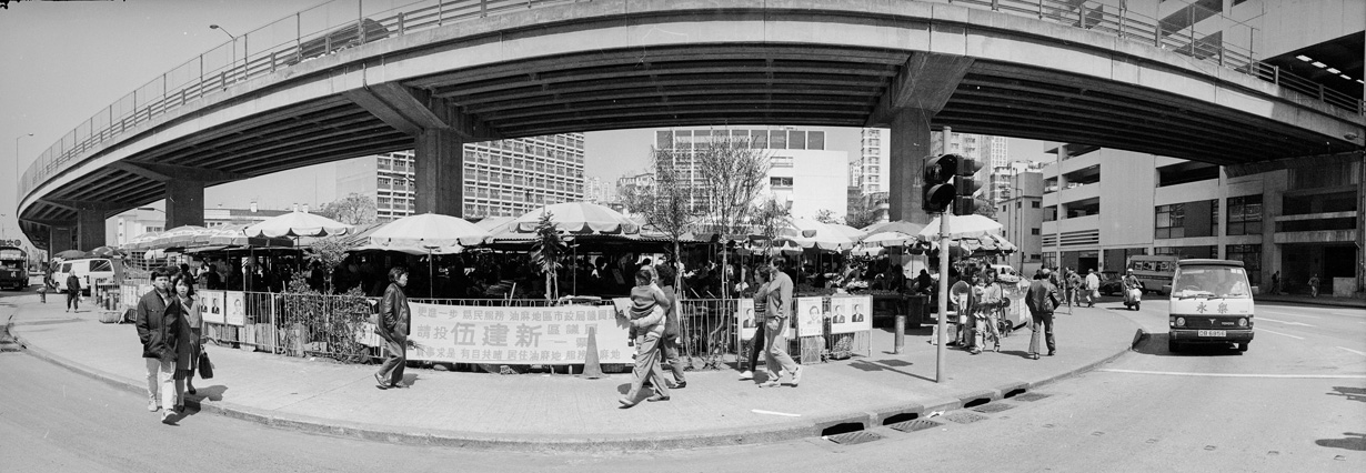 玉器小販市場外伍建新區議員競選橫額。甘肅街，1986年。