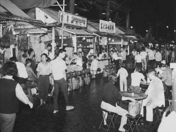 油麻地大排檔。廟街，1964年。