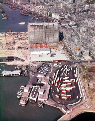 佐敦道碼頭及興建中的八文樓。佐敦道/渡船街交界，1963年。