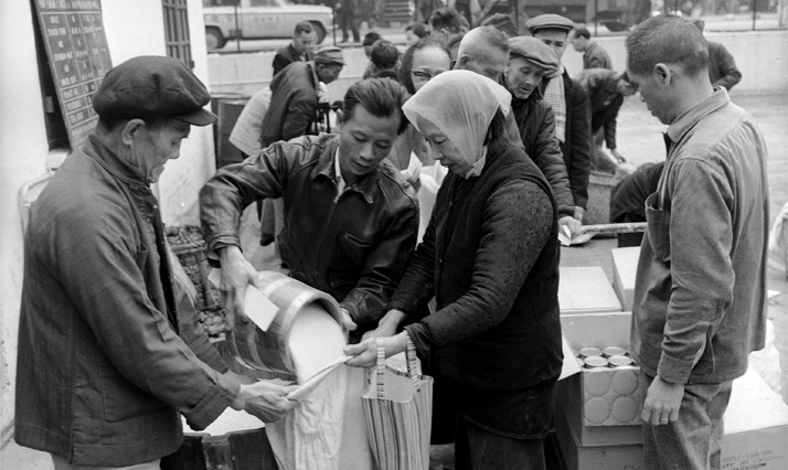 油麻地街坊福利會舉辦救濟活動，1969年。