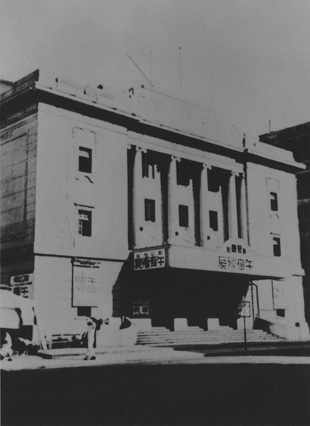 普慶戲院。彌敦道/加士居道交界，1930年代。