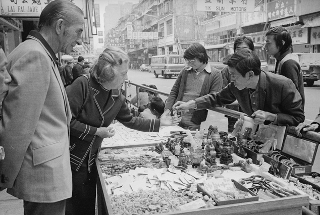 外籍遊客光顧廣東道玉石攤，1980年。