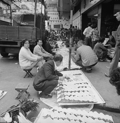 人人茶樓外的玉石地攤。廣東道/南京街交界，1974年。