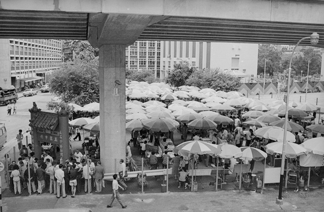 油麻地玉器小販市場。甘肅街，1984年。