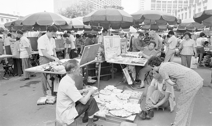 油麻地玉器小販市場。甘肅街，1984年。