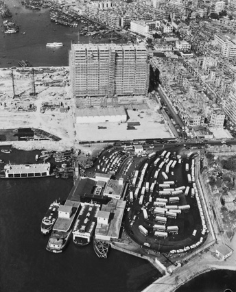 佐敦道碼頭及興建中的八文樓。佐敦道/渡船街交界，約1970年。
