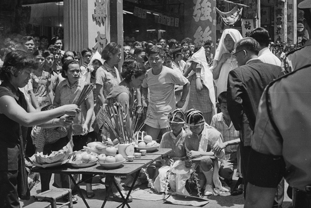 殯儀路祭。油麻地，約1970年代。