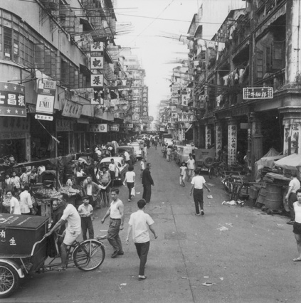 遠處可見趙教跌打骨科招牌。廣東道，1963年。