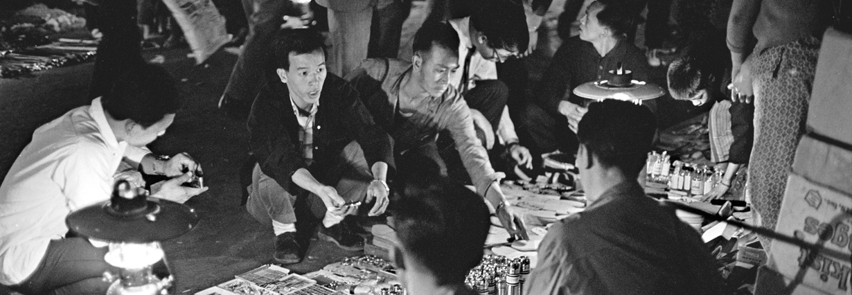 廟南街出售乾貨的地攤，1964年。