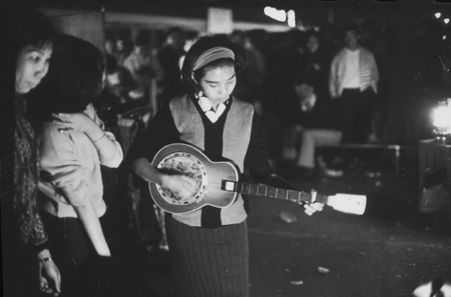 廟街夜市賣藝。1964年。