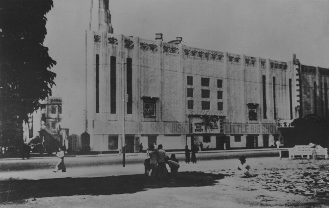 平安戲院。甘肅街/彌敦道交界，1930年代。