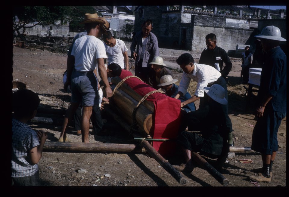 Coffin-carrying stretcher
