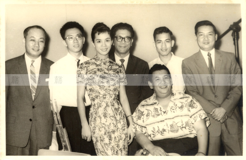 林鳳與黃湛森等在濟貧義唱大會，攝於灣仔麗的呼聲大廈 1959年