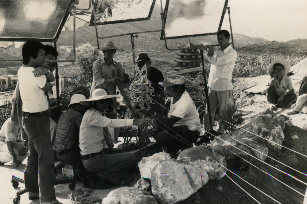 工作人員製作《中國超人》的道具