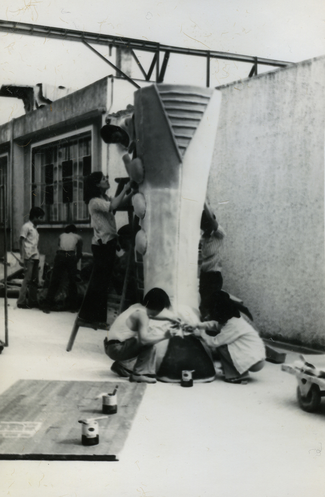 工作人員製作《中國超人》的道具