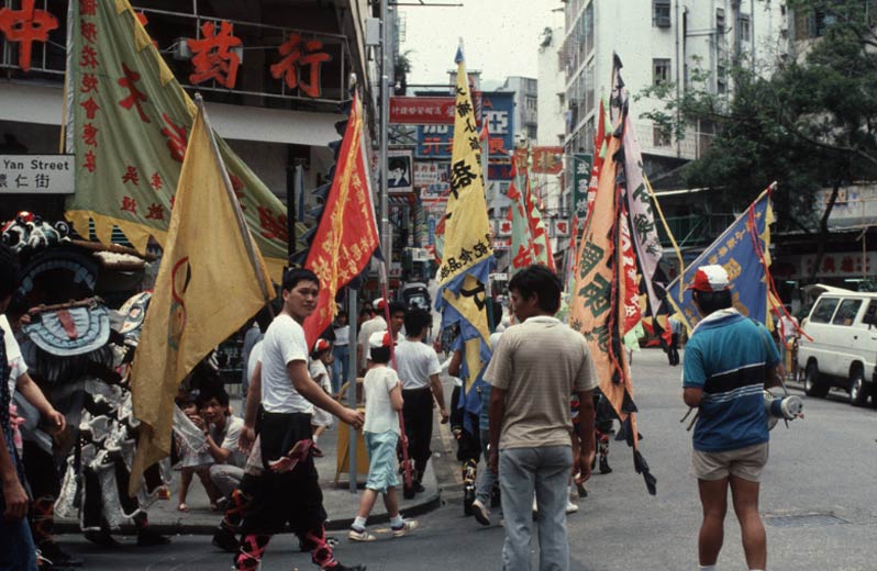 旗旛色彩缤纷，令巡游队伍倍添生气