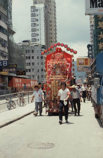 巡游队伍前往运动场