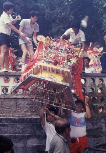 在廟中奉神以後，把花炮移到別處